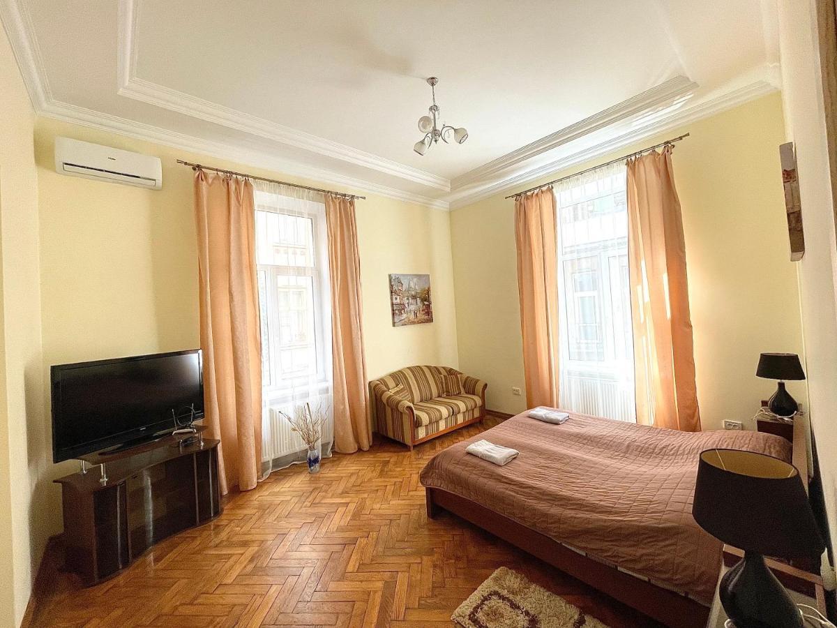 3 Rooms Apartments In The City Centr Lviv Exteriör bild