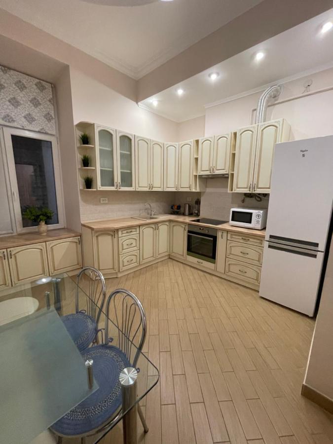 3 Rooms Apartments In The City Centr Lviv Exteriör bild