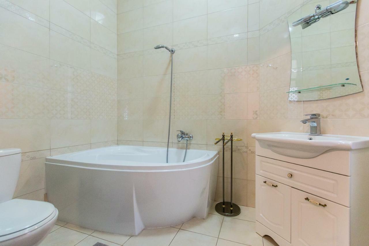 3 Rooms Apartments In The City Centr Lviv Exteriör bild